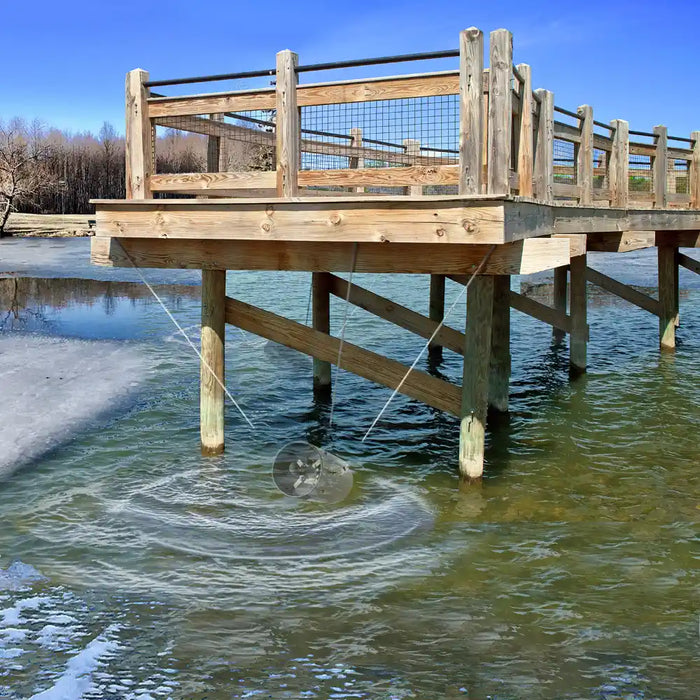scott_aerator_pond_and_lake_de_icer_in_water_with_nylon_ropes_attached_to_dock